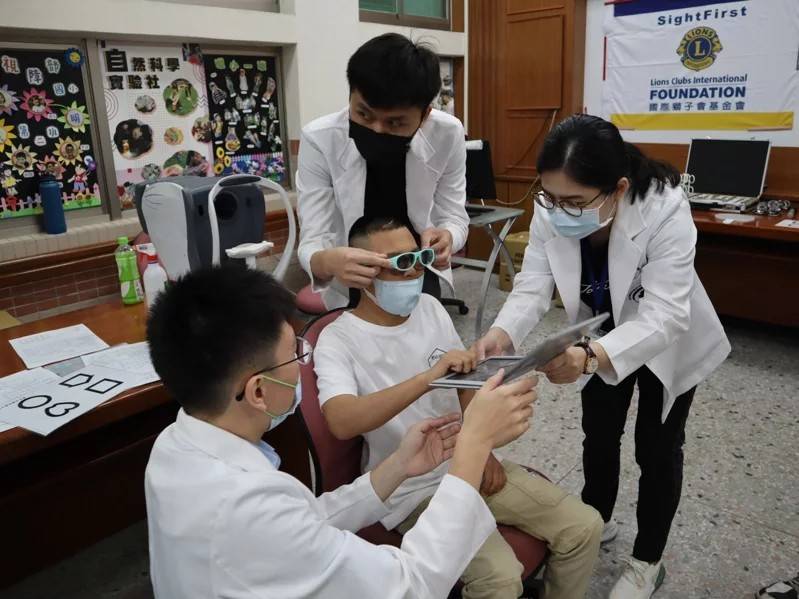 為視障學生視力健康把關 獅子會到惠民盲校辦視力篩檢